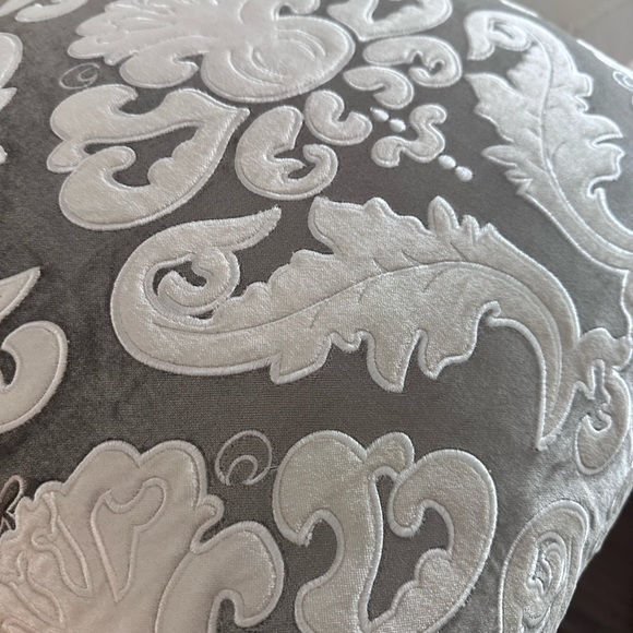 🦋1/2OFF🦋silver and ivory embroidered velvet accent pillow.22x22. Inc down insert - Picture 9 of 10
